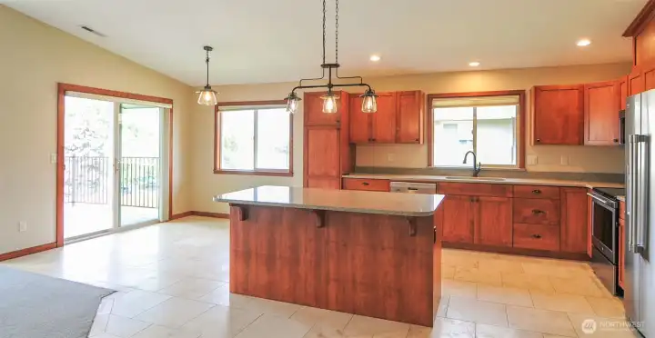 EATING AREA / KITCHEN