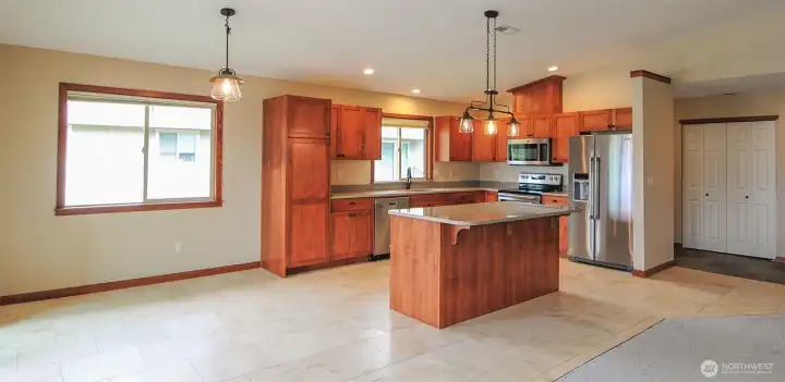 EATING AREA / KITCHEN