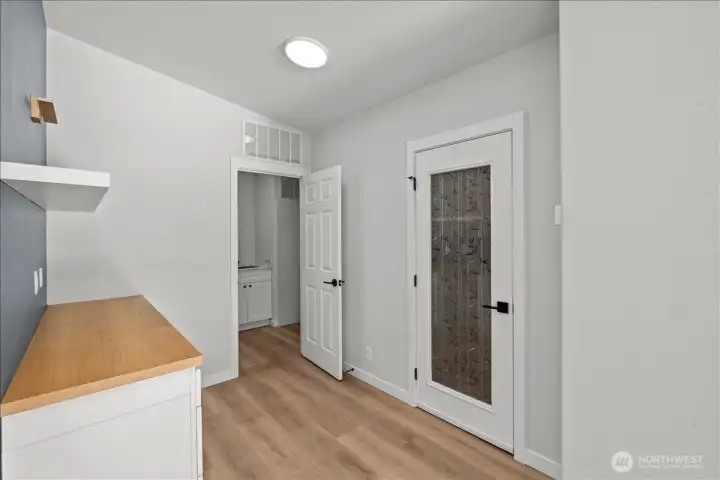 We  t-bar or office space?? Entry to pantry and utility room