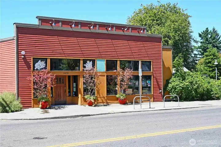 Want convenience? Look no further. The Morgan Junction neighborhood includes shopping & a range of dining options, all just steps from your front door (this local pub is famous for its Quiz Night).