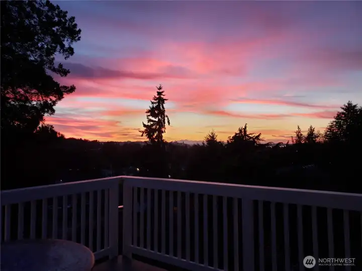 Gorgeous mountain view sunsets too.