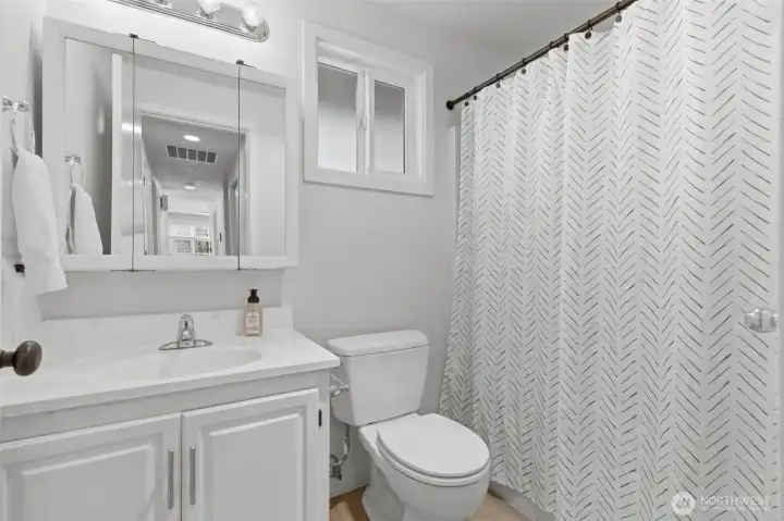 Full bath off the hallway