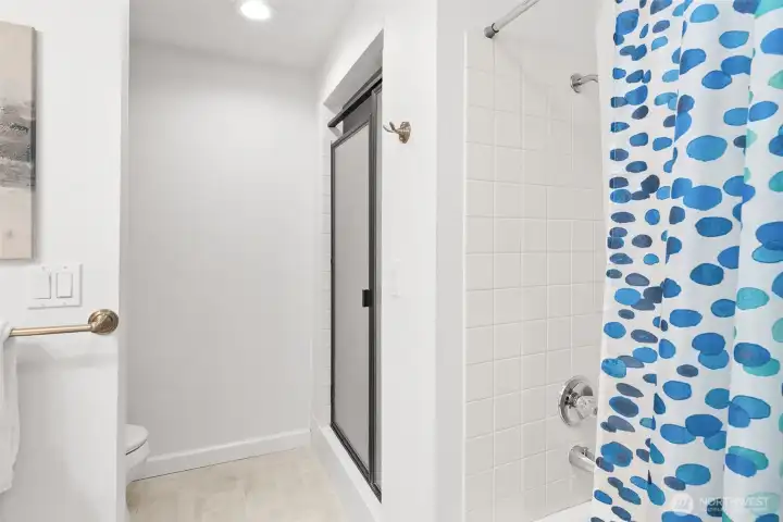 5 piece bathroom. Bathtub and shower. Double sinks.