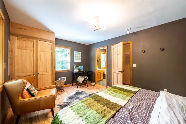 A look at the attached full bathroom.