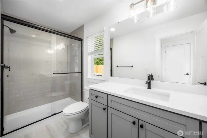 3/4 en-suite bath