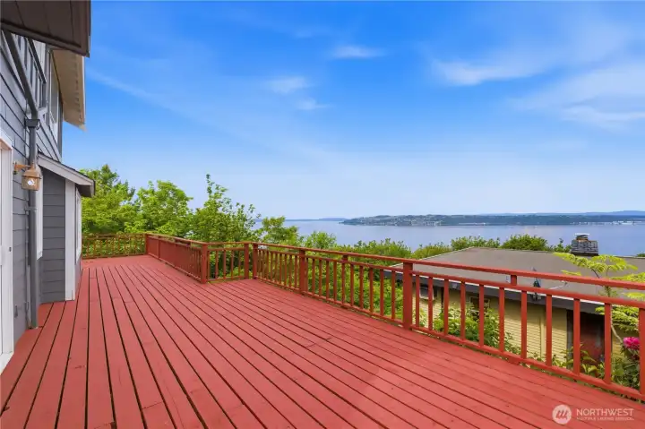 Expansive sound views from wrap around deck