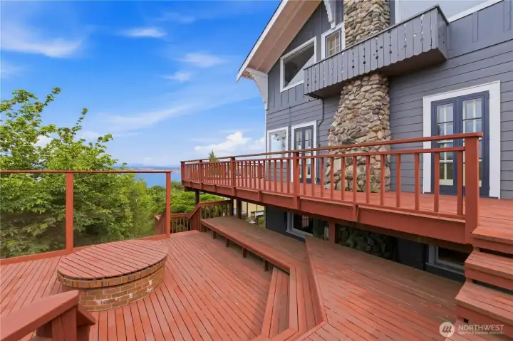 Entertaining decks with views and privacy