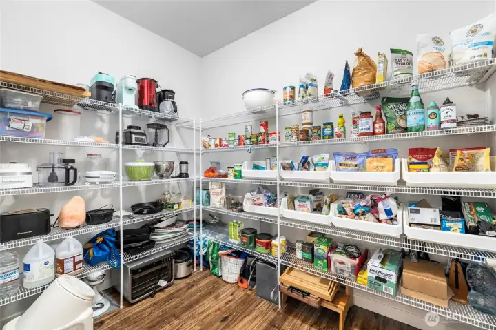 Expansive Walk-in Pantry Expansive Walk-in Pantry