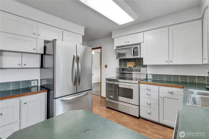 Crisp finishes create a kitchen that's both classic and easy to personalize. Pro-style double oven for the chef in the family. Crisp finishes create a kitchen that's both classic and easy to personalize. Pro-style double oven for the chef in the family.