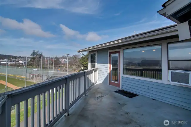 your back unit deck Wow!