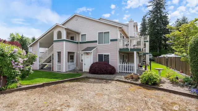 The flower bed on the right belongs with this home. Lots of space for container gardening!