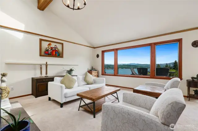 The living room is oriented to the comanding view of Lake Sammamish & the Cascade Mountains
