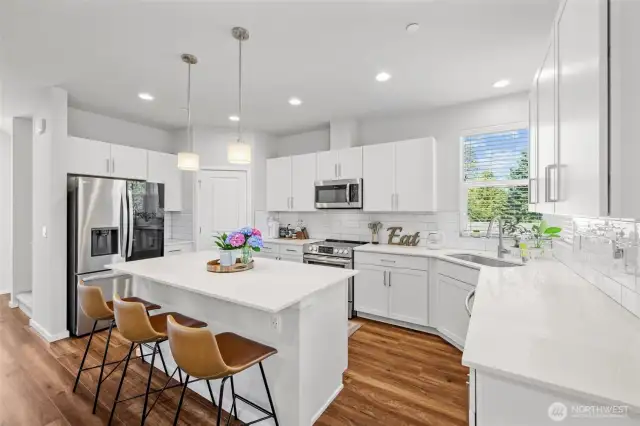 Large island is perfect for entertaining and meal prep!