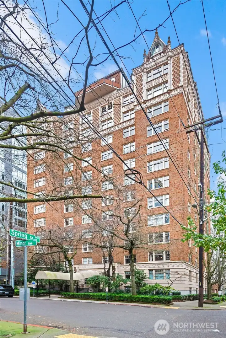 This spacious residence at the iconic Gainsborough. Check out the 98 walk score!    J