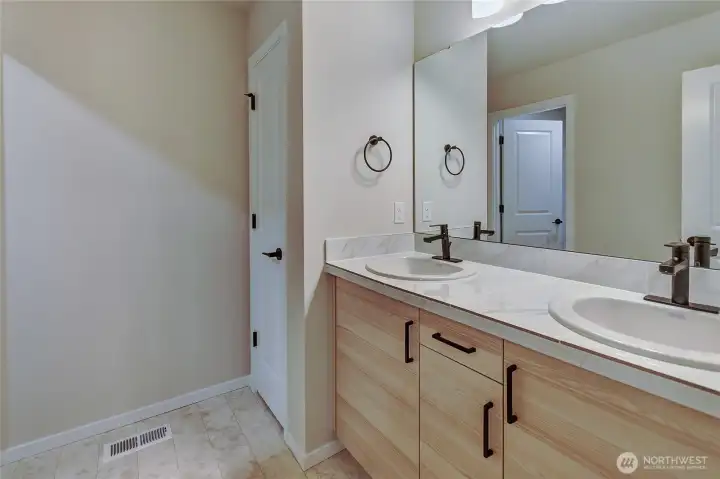 Photos of a previously built Rainier plan. SOme upgrades may appear that are no longer available.