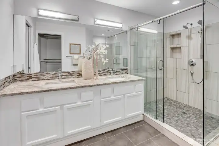 The primary en'suite bathroom is truly special.