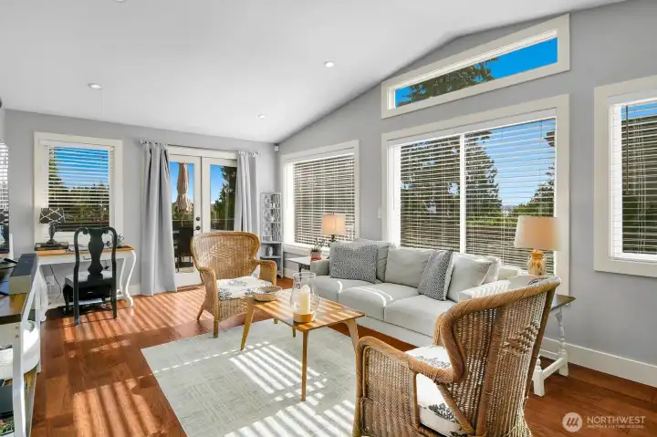 Good sized Family Room surrounded by Deck and Light! Good sized Family Room surrounded by Deck and Light!