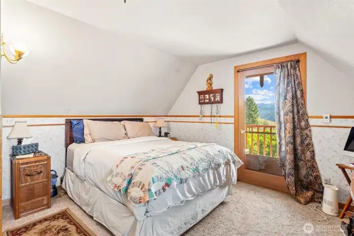 Upper bedroom Upper bedroom