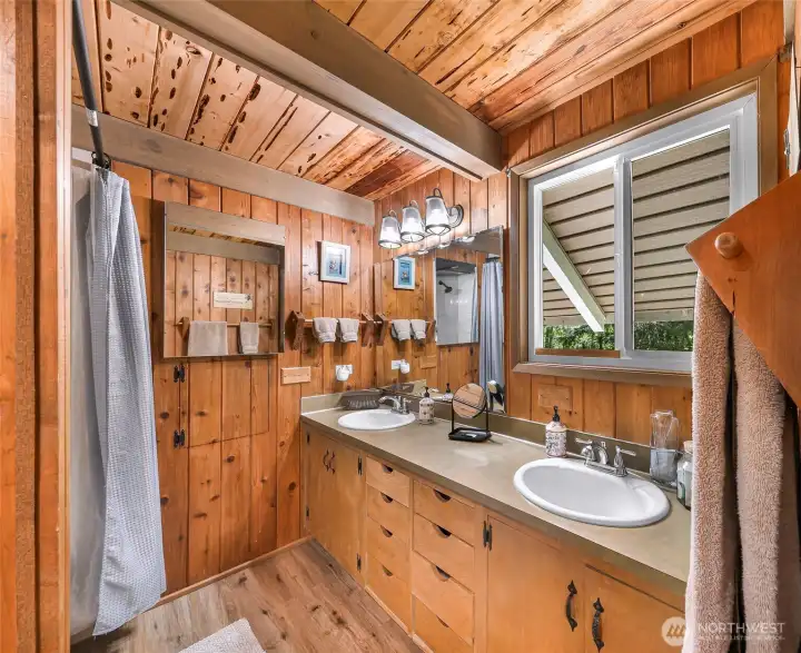 Full bath on the upper floor