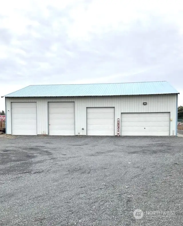 40x60 Shop. 2 Pellet stoves, New LED lighting inside and a ceiling Fan.