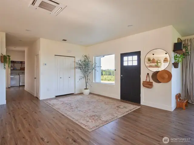 Living Room/Entry