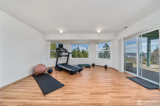 3rd bedroom that has sliding door access to patio