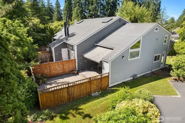 Side view of sun filled end lot of townhouse.