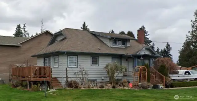 Great Craftsman home on large corner lot that is 13939 sq ft