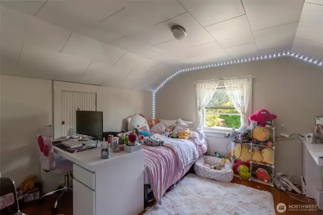 Second upstairs bedroom