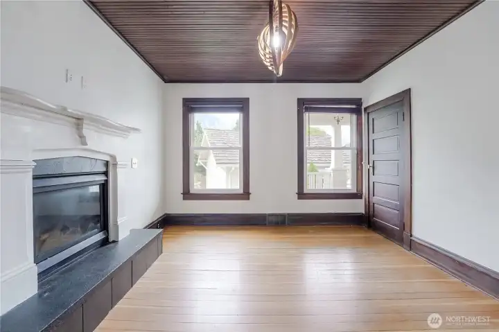 sitting room with fireplace