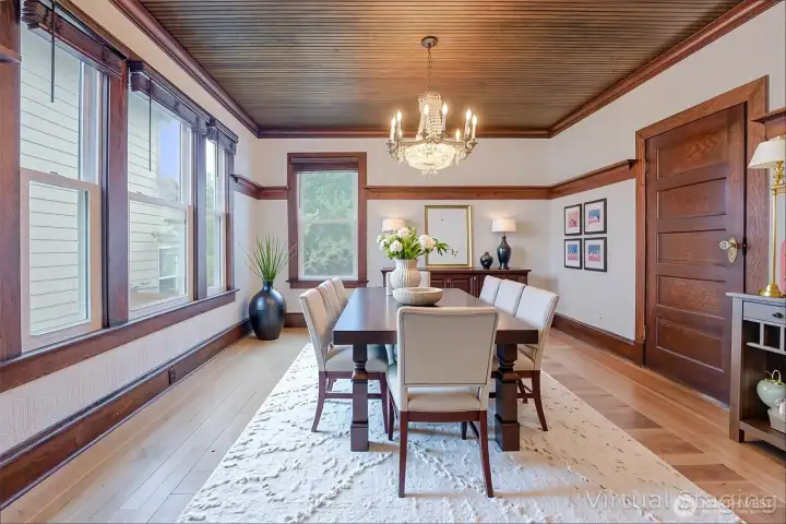Virtual staged dining room