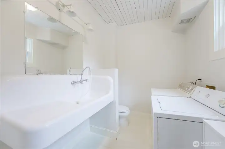 Main floor 1/2 bath and utility room