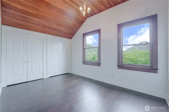 Upper bedroom/office