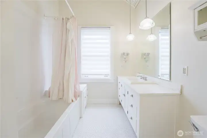 Upper level Primary full bath