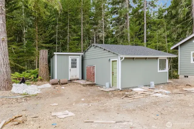 16x20 outbuilding with new roof
