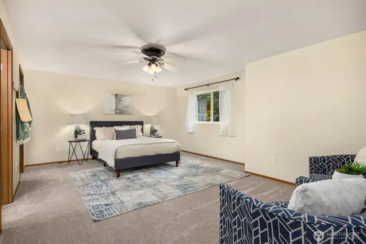 Very spacious primary bedroom>