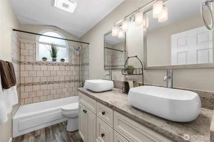 Upstairs Full Bathroom