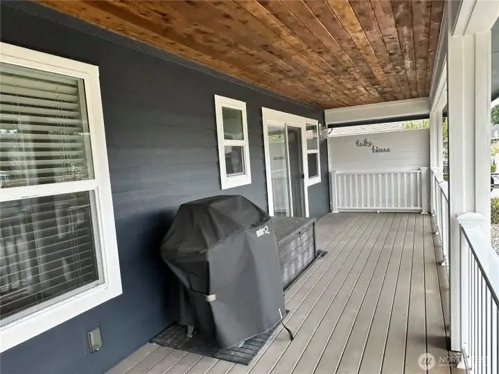 Large covered back deck overlooking the lake