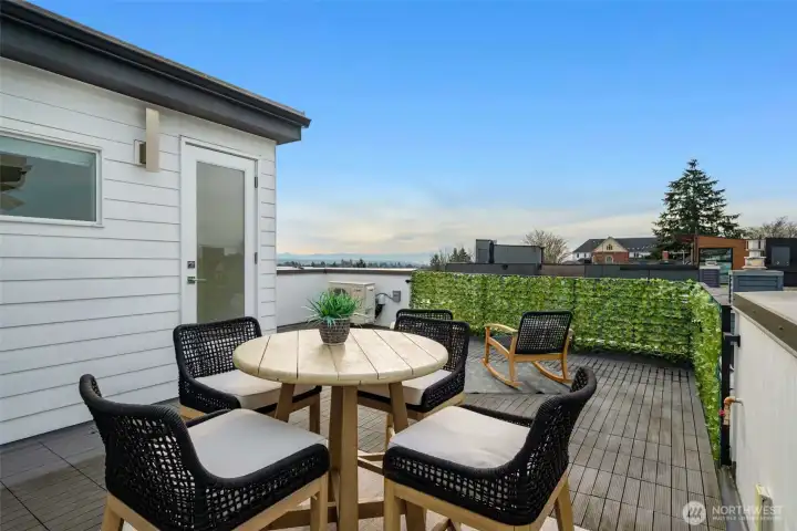 Spacious rooftop deck with views of Bellevue AND Seattle