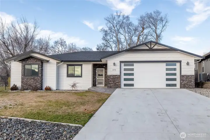 Better than new, ZERO stair rambler on a quiet cul-de-sac