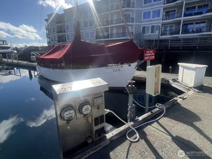 Murphy’s Landing Marina Slip B28 featuring electrical power tower with metered shore power for convenient downtown Gig Harbor moorage.