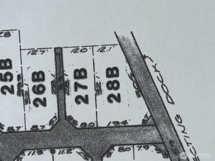 Murphy’s Landing Marina Slip B28 layout showing dimensions: 32’ moorage, 12.1’ entrance width, and 19.4’ dock span in downtown Gig Harbor.