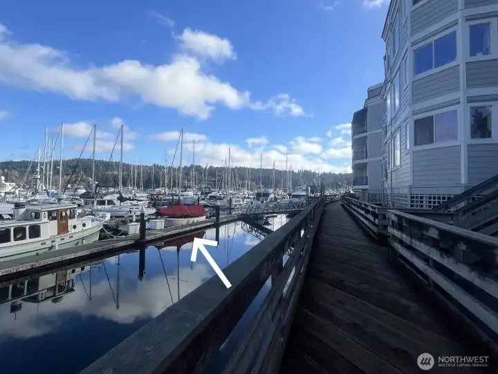 Waterfront boardwalk at Murphy’s Landing Marina — walkable access between Gig Harbor moorage, condos, and downtown amenities.