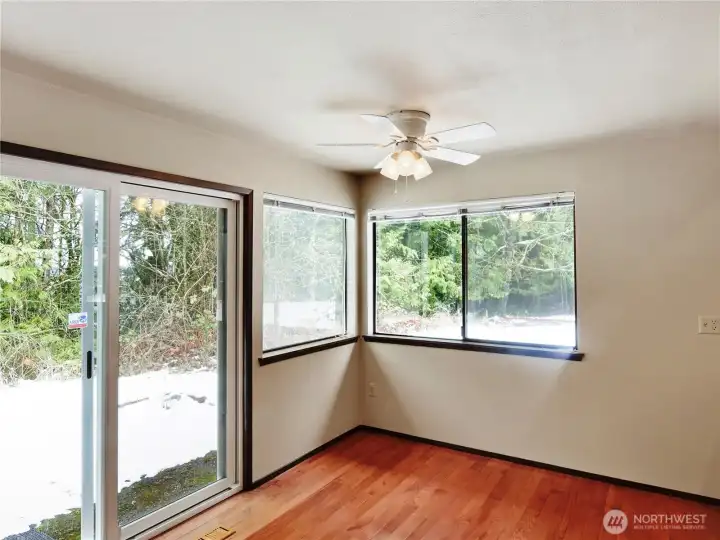 Breakfast nook, a space ideally designed for the busy activities of the morning or just stepping out to the patio for a relaxed cup of coffee against the backdrop of the garden.