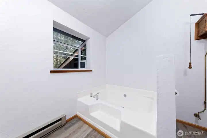 The tub in the primary bathroom.