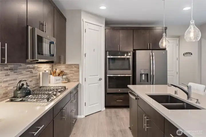 Double ovens and stainless appliances all stay