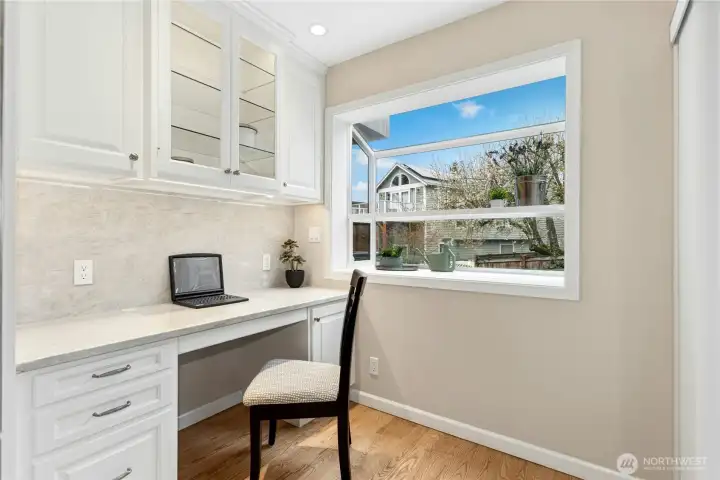 Next to the garden window in the kitchen is a convenient work-from-home space. Next to the garden window in the kitchen is a convenient work-from-home space.