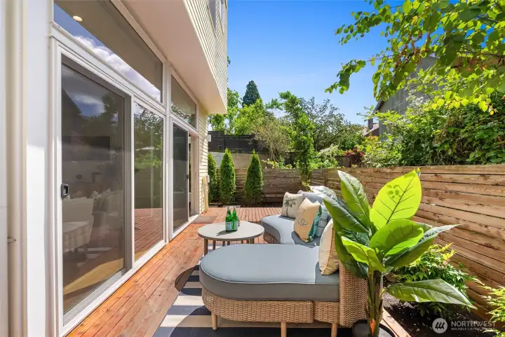Hardwood deck, spacious and perfect for entertaining Hardwood deck, spacious and perfect for entertaining