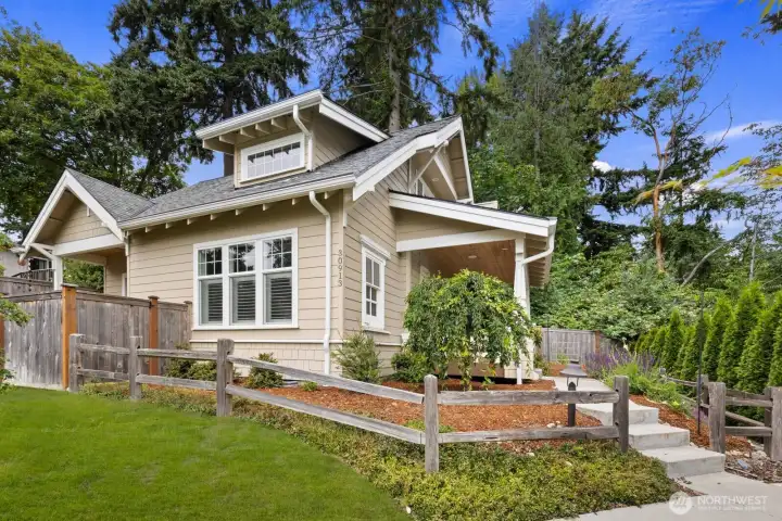 Welcome to Mirror Lake Highlands! This peaceful home tucked at the end of the community backing to private green space.