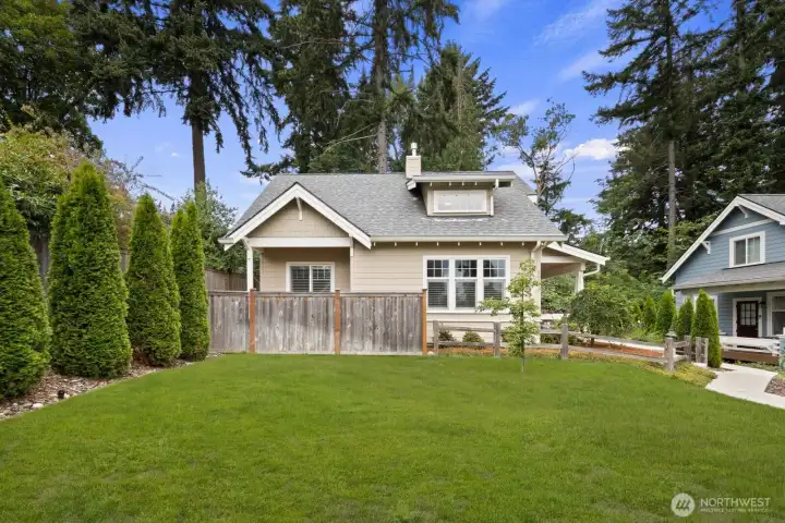 Welcome to Mirror Lake Highlands! This peaceful home tucked at the end of the community backing to private green space.